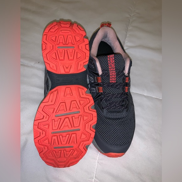 ASICS - Picture 3 of 5